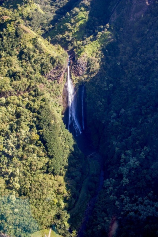 Jurassic-Park-waterfall-with-kauai-helicopter-tours